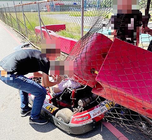 ▲香港籍羅姓男子昨天下午在桃園區某賽車場玩卡丁車不慎衝出，撞上路旁保時捷跑車，圖為現場照片。（圖／翻攝自臉書《記者爆料網》）