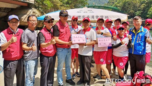 ▲新北守護大豹溪戲水安全 副市長朱惕之慰問民間救難團體。（圖／記者戴上容翻攝）