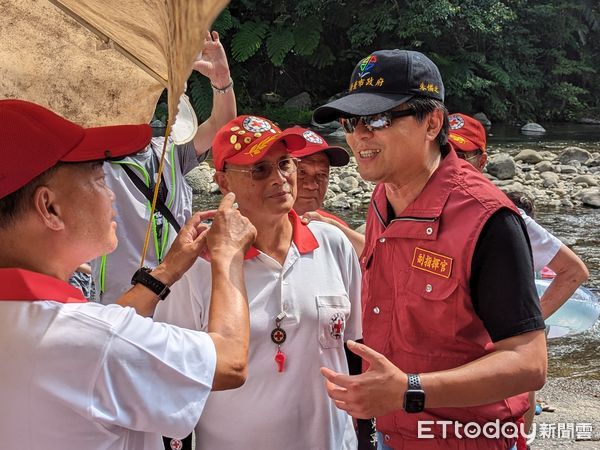 ▲新北守護大豹溪戲水安全 副市長朱惕之慰問民間救難團體。（圖／記者戴上容翻攝）