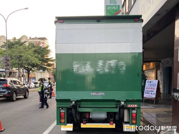 ▲▼騎士碰撞郵務車！遭艙門把手「刺入太陽穴」倒血泊慘死　影片曝光。（圖／記者林悅翻攝）