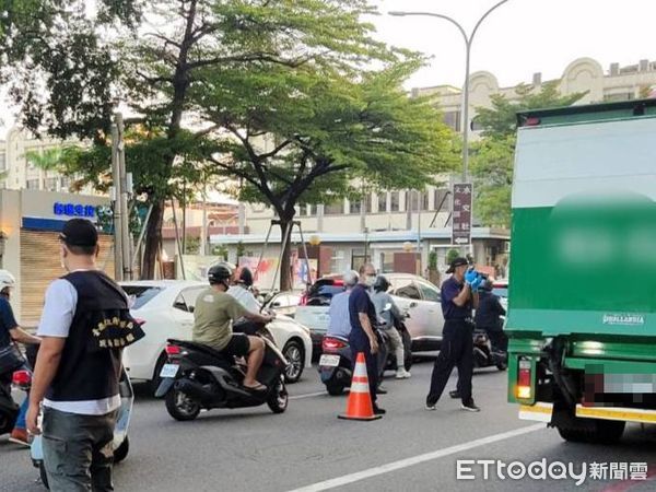 ▲▼騎士碰撞郵務車！遭艙門把手「刺入太陽穴」倒血泊慘死　影片曝光。（圖／記者林悅翻攝）