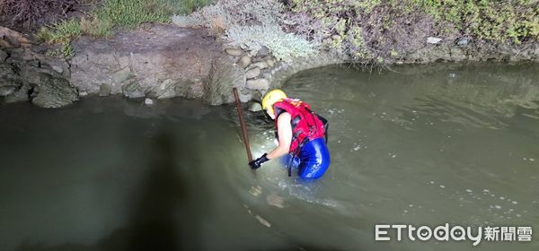 ▲台南市七股傳男子抓魚溺水失蹤，消防人員摸黑搜救上岸，人意識昏迷，經CPR搶救，以救護車送佳里奇美醫院急救中。（圖／民眾提供，下同）