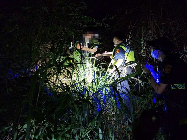 ▲男子爬八卦山迷路警消平安救回。（圖／記者唐詠絮翻攝）