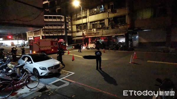 ▲▼快訊／台北南京西路突地裂「出現1.5m天坑」休旅車左輪壓到爆胎。（圖／記者黃彥傑攝）