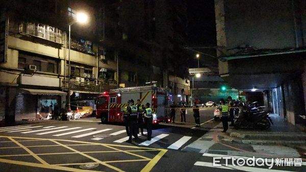 ▲▼快訊／台北南京西路突地裂「出現1.5m天坑」休旅車左輪壓到爆胎。（圖／記者黃彥傑攝）