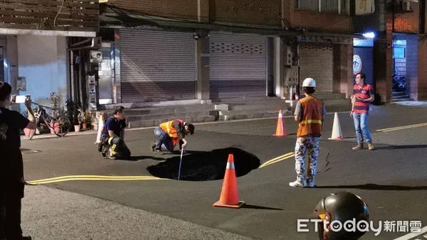 ▲▼快訊／台北南京西路突地裂「出現1.5m天坑」休旅車左輪壓到爆胎。（圖／記者黃彥傑攝）