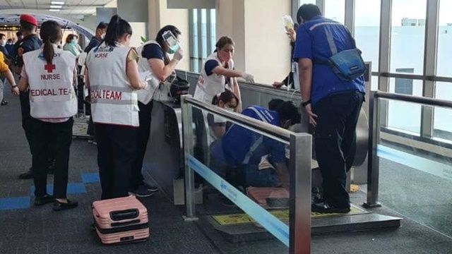 ▲▼泰國曼谷廊曼國際機場（DMK）一名女旅客在電動走道跌倒，左腳竟遭捲入輸送帶，被迫當場截肢保命。（圖／翻攝臉書Don Mueang International Airport-DMK）