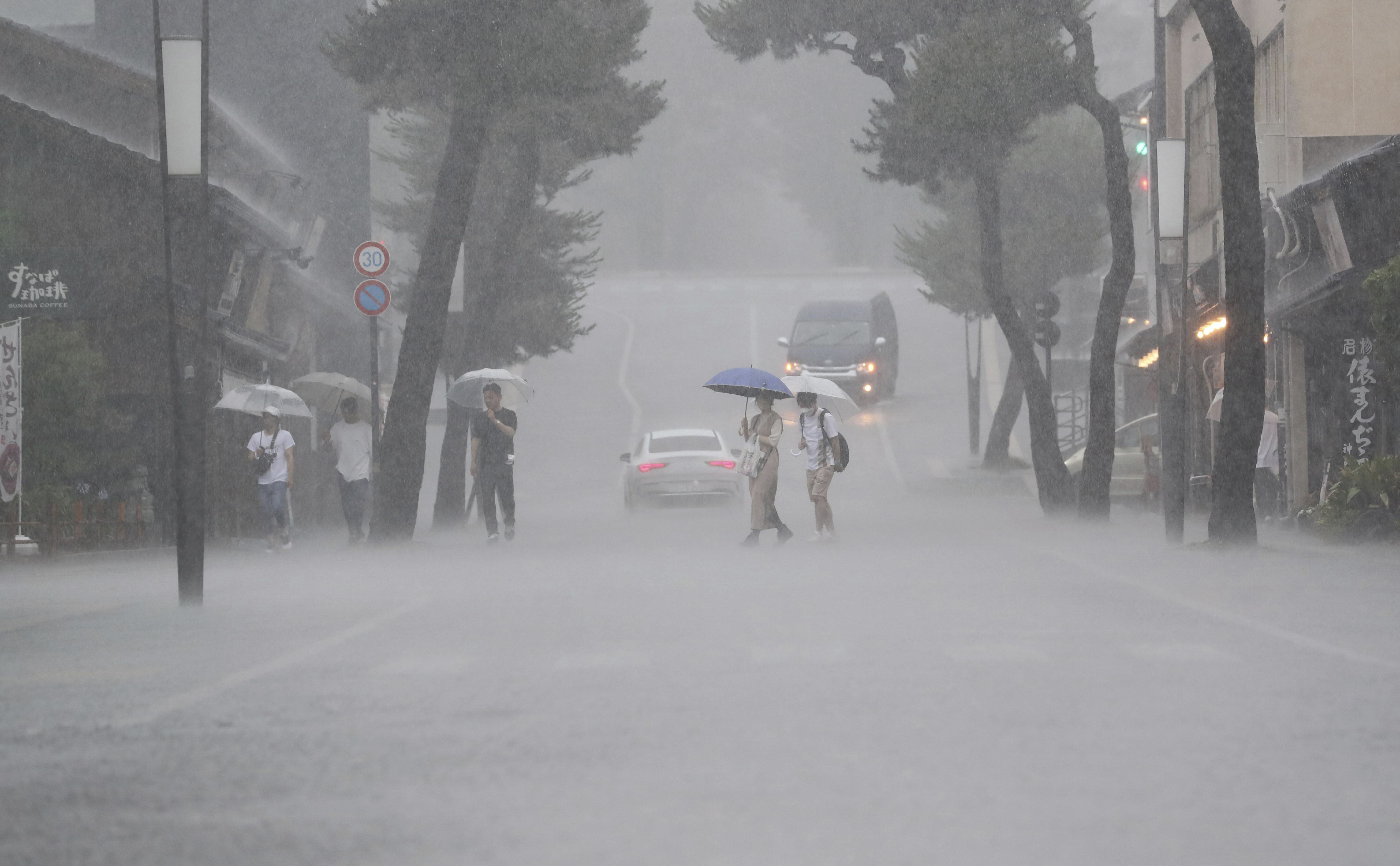 ▲▼梅雨轟炸日本。（圖／達志影像／美聯社）