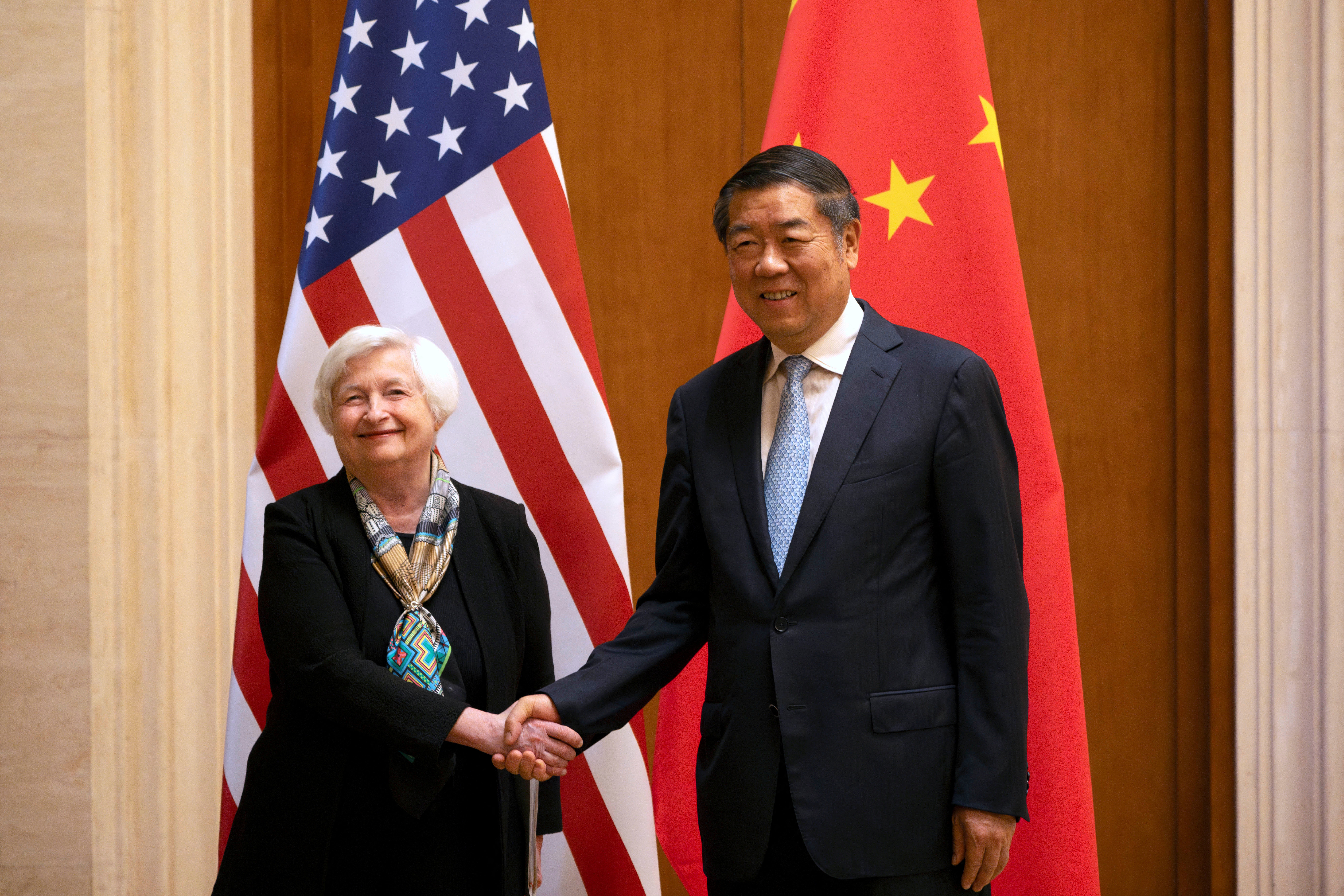 ▲▼美國財政部長葉倫（左）在中國北京釣魚台國賓館會見時與中國國務院副總理何立峰握手。（圖／路透）