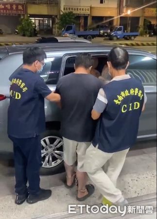 ▲台南市警六分局會同保安大隊、善化分局攻堅破門，查獲槍砲、毒品，2名犯嫌被逮。（圖／記者林悅翻攝，下同）