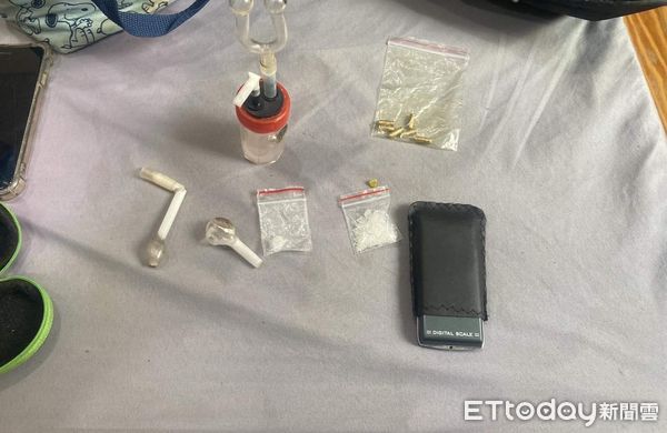 ▲台南市警六分局會同保安大隊、善化分局攻堅破門，查獲槍砲、毒品，2名犯嫌被逮。（圖／記者林悅翻攝，下同）