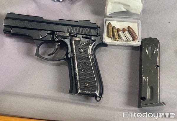 ▲台南市警六分局會同保安大隊、善化分局攻堅破門，查獲槍砲、毒品，2名犯嫌被逮。（圖／記者林悅翻攝，下同）