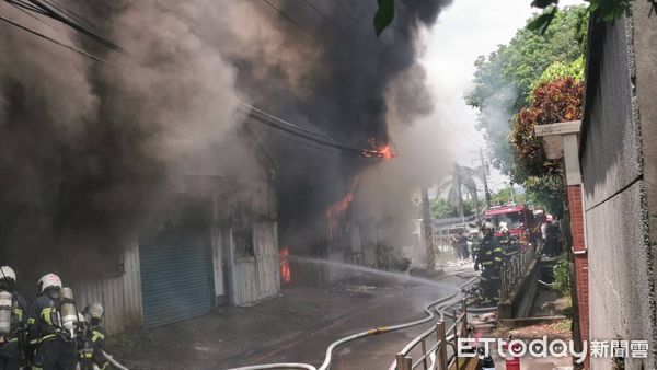 ▲▼台北市承德路七段，一間鐵皮工廠起火。（圖／記者黃彥傑攝）