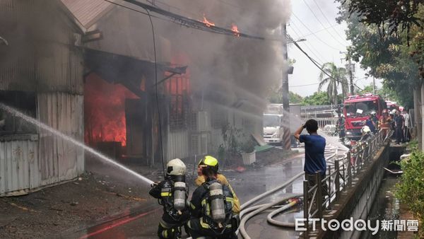 ▲▼台北市承德路七段，一間鐵皮工廠起火。（圖／記者黃彥傑攝）