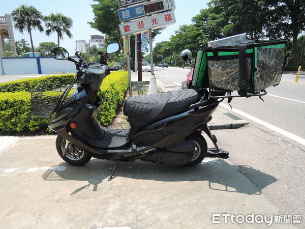 ▲▼金門金城地區今(9)天中午發生外送員和女遊客機車相撞事故。（圖／記者林名揚翻攝）