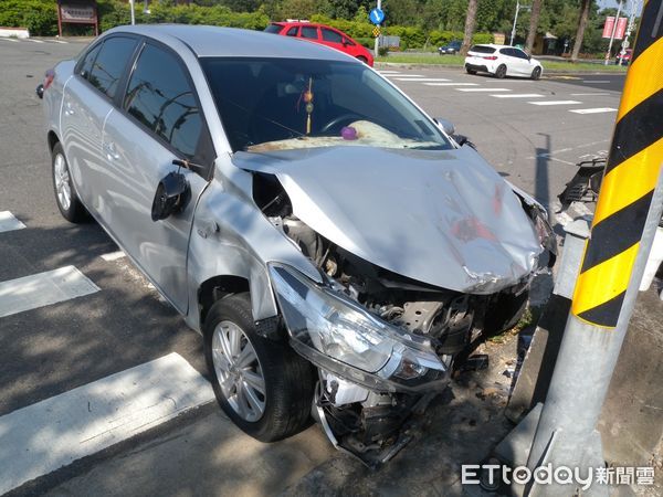 ▲孫女疑似服用藥物後開車，導致恍神闖紅燈連撞2台機車。（圖／記者陸運陞翻攝）