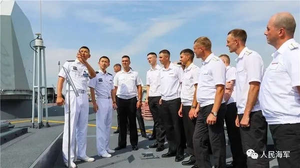 ▲▼ 俄海軍官兵參觀中方艦艇、中方官兵參觀俄方「完美」號護衛艦          。（圖／翻攝 中國海軍）