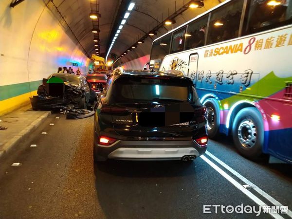 ▲國道5號彭山隧道9日下午發生一起4車追撞車禍，造成車流回堵達數公里。（圖／記者張君豪翻攝）