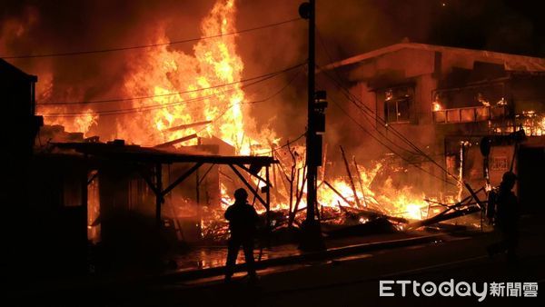 ▲▼快訊／北市環河北路深夜大火　現場全面燃燒。（圖／記者黃彥傑攝）