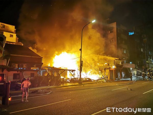 ▲▼快訊／北市環河北路深夜大火　現場全面燃燒。（圖／記者黃彥傑攝）