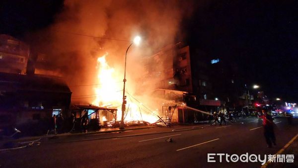 ▲▼快訊／北市環河北路深夜大火　現場全面燃燒。（圖／記者黃彥傑攝）