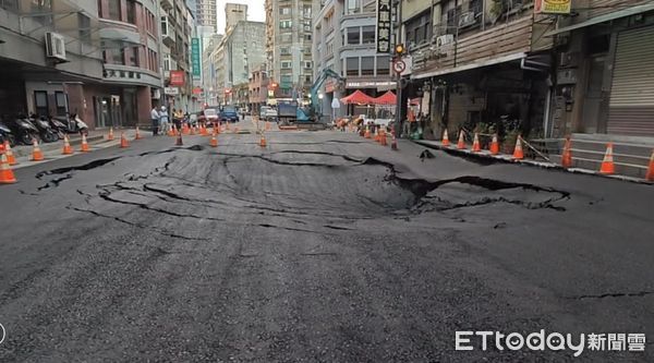 台北市南京西路天坑補完又出現新漏水點。（圖／記者黃彥傑翻攝）