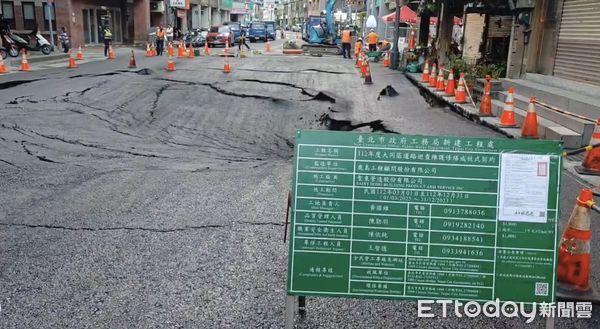 台北市南京西路天坑補完又出現新漏水點。（圖／記者黃彥傑翻攝）