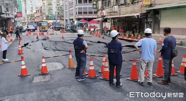 台北市南京西路天坑補完又出現新漏水點。（圖／記者黃彥傑翻攝）