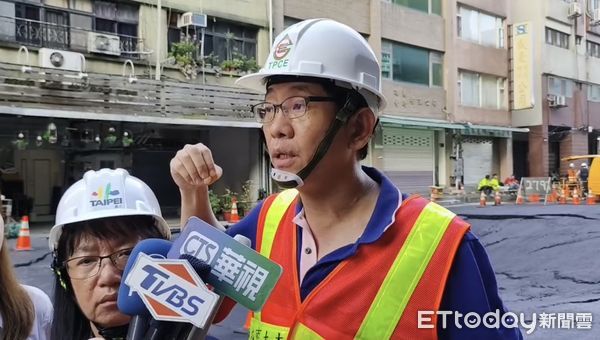 台北市南京西路天坑補完又出現新漏水點。（圖／記者黃彥傑翻攝）