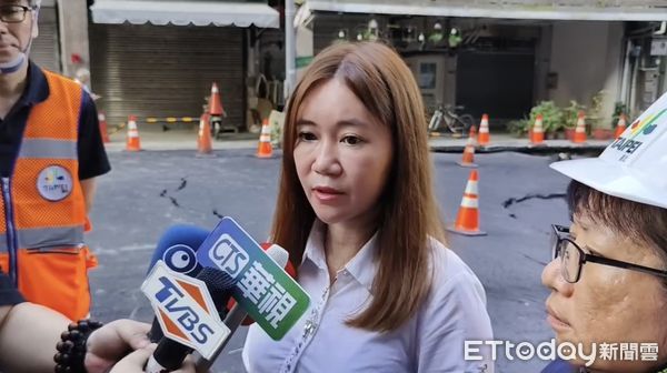 台北市南京西路天坑補完又出現新漏水點。（圖／記者黃彥傑翻攝）