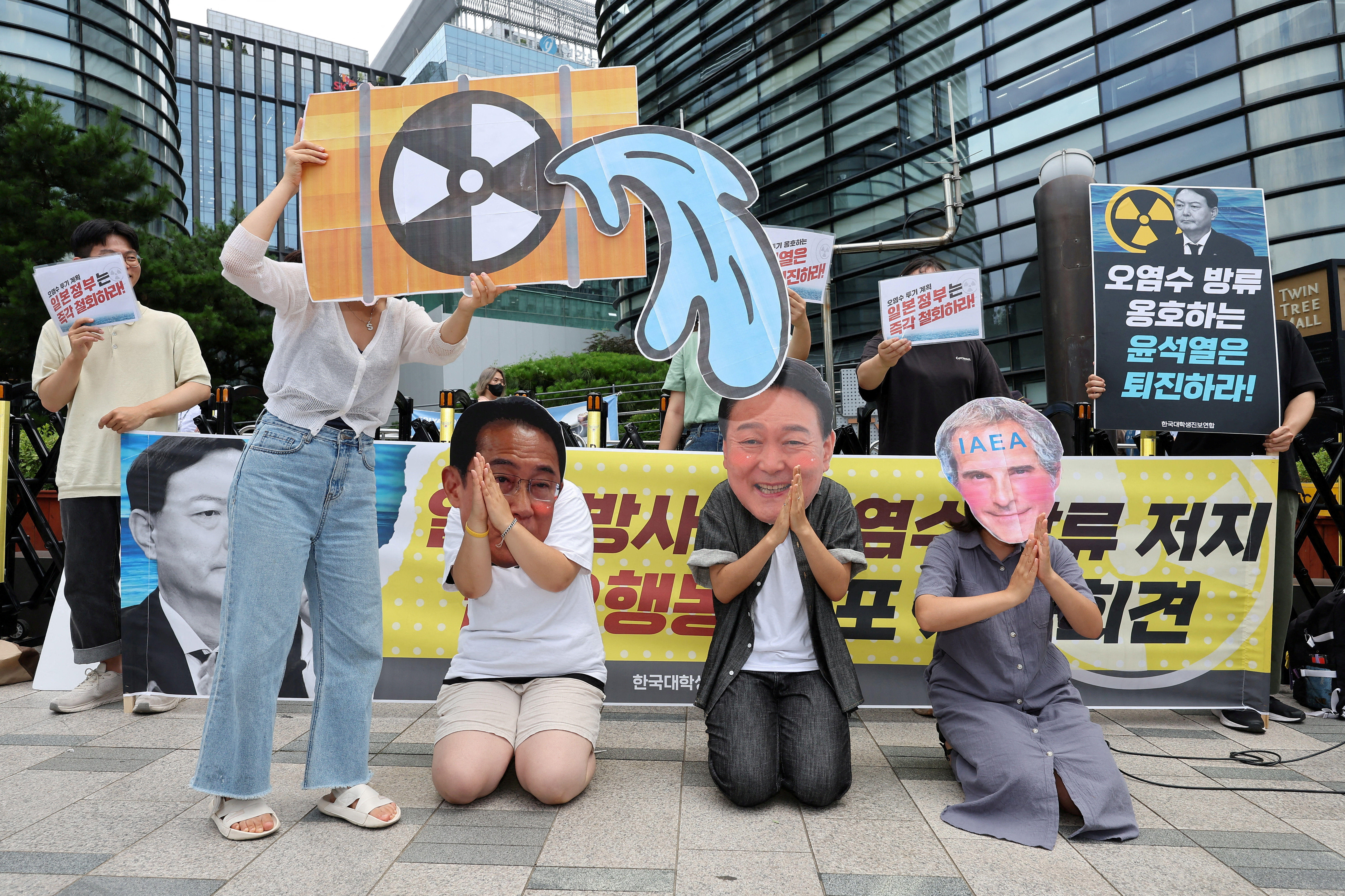▲▼南韓學生戴起尹錫悅、岸田文雄、葛羅西的面具，抗議IAEA為日本排放福島核廢水背書。（圖／路透）