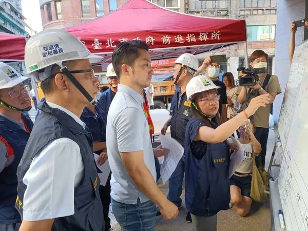 ▲▼台北市長蔣萬安到場關心南京西路天坑。（圖／台北市政府提供）