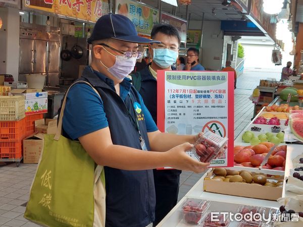 ▲台南市環保局指出，環保署祭出新政策，自2023今年7月起禁止網購包材、食品包裝使用PVC塑膠材質，違反者處新台幣1200元以上6000元以下罰鍰。（圖／記者林悅翻攝，下同）