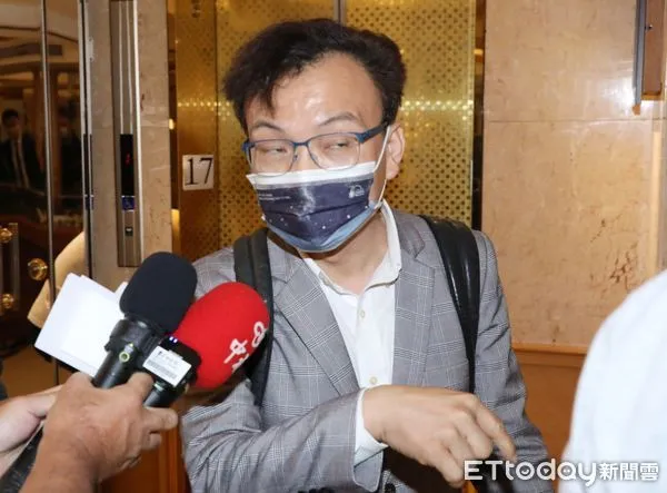 ▲▼挺郭台銘立委在天成飯店密會 鄭正鈐到場受訪。（圖／記者屠惠剛攝）