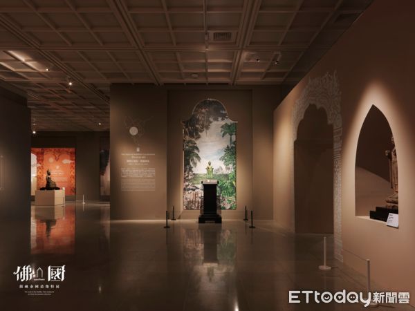 ▲展廳空間可見不同造型的「山形門」設計，引領觀者進入泰國歷史的時光隧道。（圖／中台世界博物館提供）