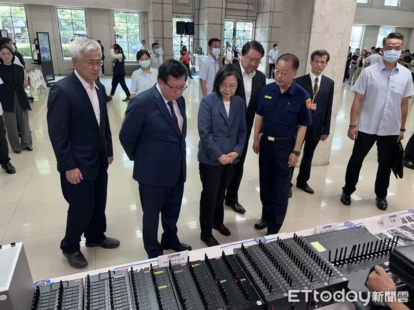 ▲總統蔡英文與內政部長林右昌、行政院副院長鄭文燦在警政署長黃明昭陪同下到刑事局視察打詐成果。（圖／記者張君豪翻攝）