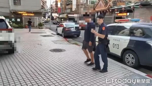 ▲警方逮捕使用照騙的賣淫女子黃女和馬伕王男。（圖／記者張君豪翻攝）