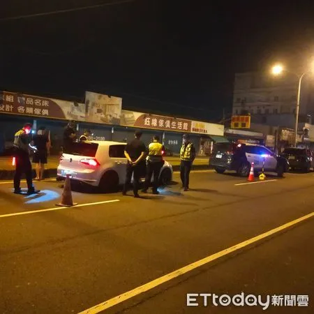 ▲里港警方配合監理站、環保局取締違規車輌             。（圖／記者陳崑福翻攝）