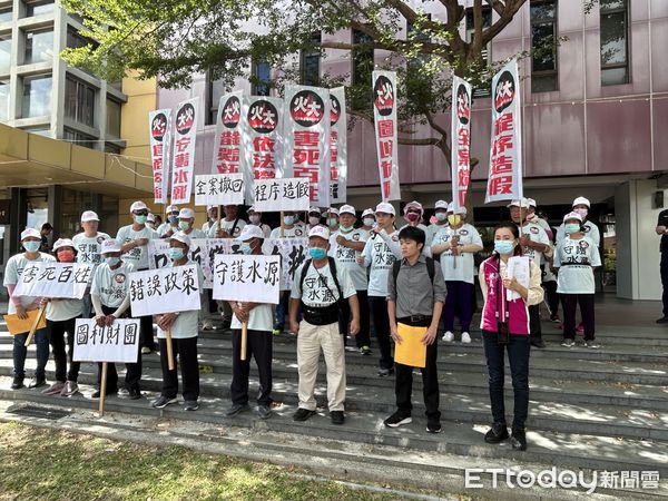 ▲雲林縣口湖鄉反變電站自救會今日至縣府遞交陳情書。（圖／記者蔡佩旻攝）