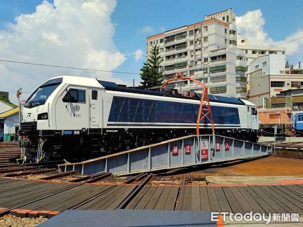 ▲▼台鐵新購R200型柴電機車於扇形車庫正式亮相。（圖／台鐵）