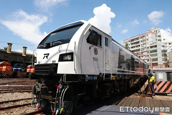 ▲▼台鐵新購R200型柴電機車於扇形車庫正式亮相。（圖／台鐵）