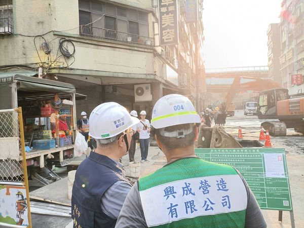 ▲▼台北市副市長李四川10日傍晚前往南京西路「天坑」視察。（圖／台北市政府提供）