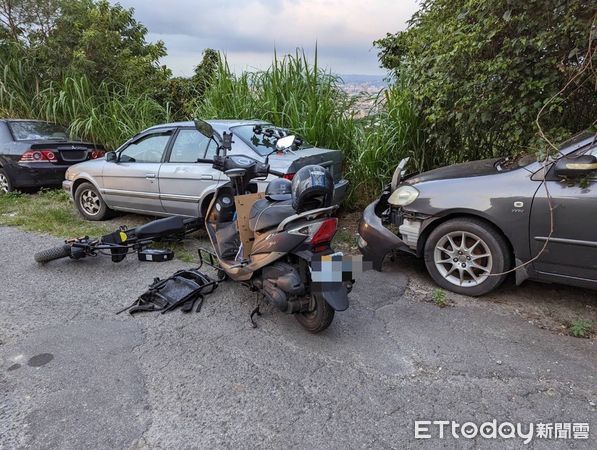 ▲向男騎腳踏車不慎，擦撞汽車翻入邊坡。（圖／記者陸運陞翻攝）