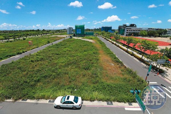 佃西重劃案位於安佃國小旁，目前已重劃完成，已有建商進駐推案。