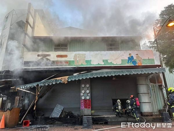 台中市霧峰市場的排隊美食「阿滿麵線」起火。（圖／台中議員江和樹提供）