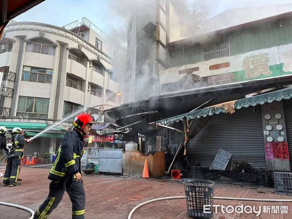 台中市霧峰市場的排隊美食「阿滿麵線」起火。（圖／台中議員江和樹提供）