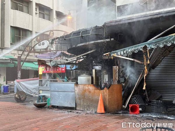 台中市霧峰市場的排隊美食「阿滿麵線」起火。（圖／台中議員江和樹提供）