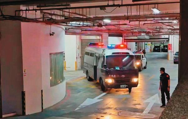 郭信良7月7日晚間10時許遭法院裁定羈押禁見，搭上囚車赴看守所。（翻攝鏡新聞）