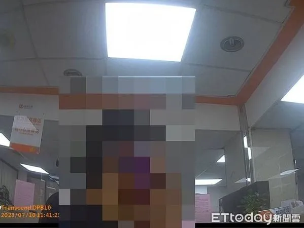 ▲單親媽遭詐騙卻淪為詐騙集團車手前往銀行領款。（圖／蘆竹警分局提供）