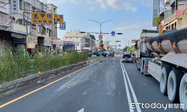 ▲屏東新埤台一線中正路營大貨車追撞前5台車輛事故            。（圖／記者陳崑福翻攝）